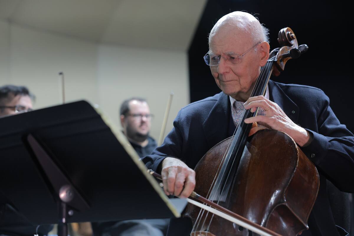 El instrumento del maestro, al que cariñosamente llama “Chelo Prieto”, fue fabricado en 1720 en Cremona, Italia, por el famoso lutier Antonio Stradivari.
