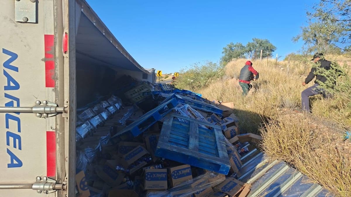 Vuelca tráiler cargado con jugos Jumex en carretera Santa Ana–Altar. Foto: GH
