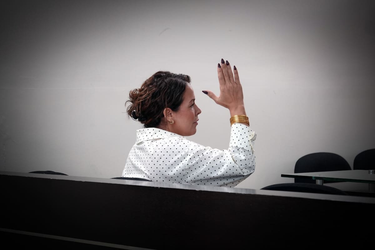 Sara Ahumada, viuda del líder pesquero de San Felipe Sunshine Antonio Rodríguez Peña, expresó su inconformidad por la falta de respuestas claras y avances en la investigación del homicidio de su esposo durante una audiencia intermedia. Señaló que aún falta identificar a otros presuntos responsables. Foto: Arturo Ceceña.