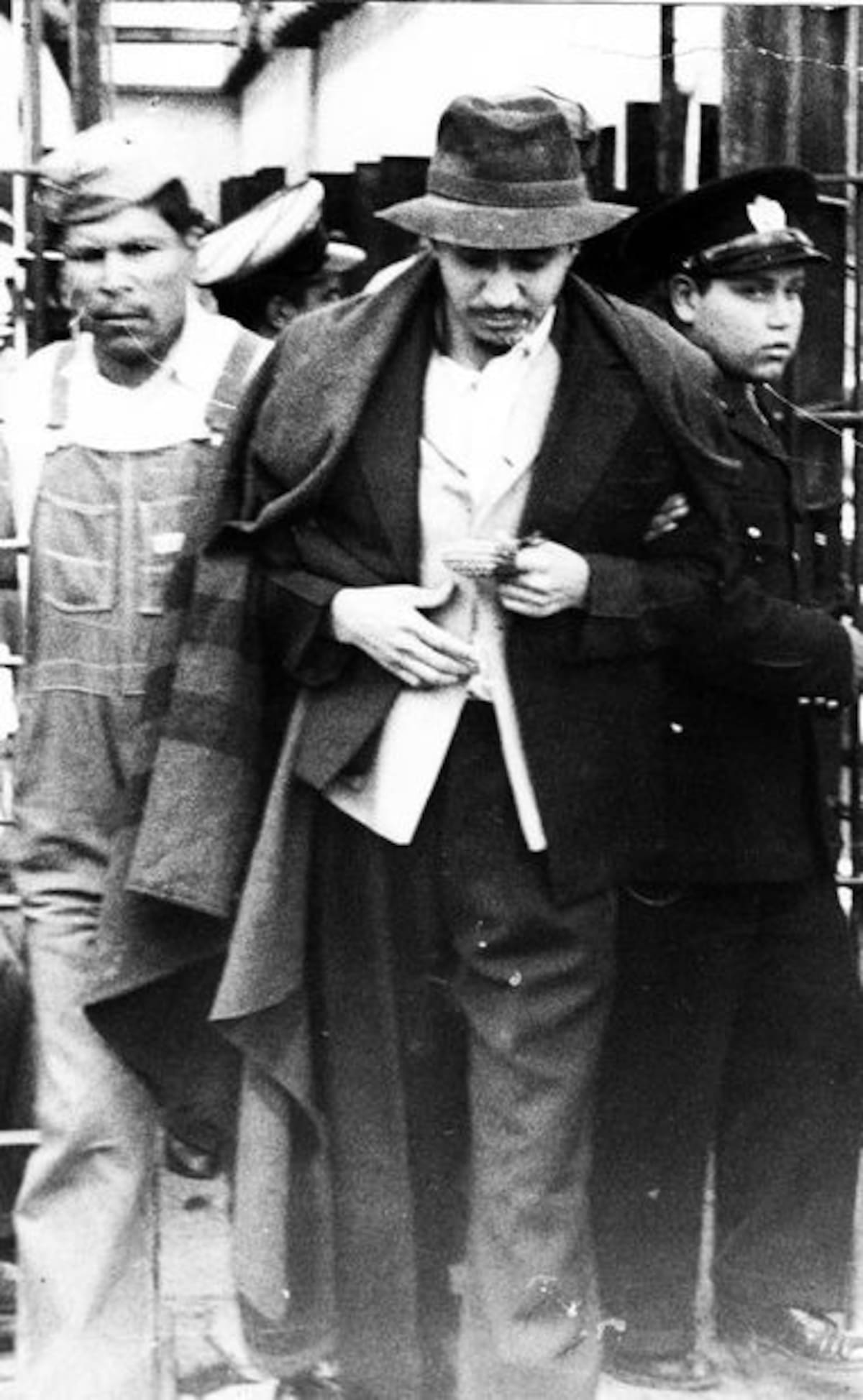 Gregorio Cárdenas Hernández entrando a la cárcel de Lecumberri en los años 40, donde luego de más de 30 años salió libre por indulto presidencial. | El Universal