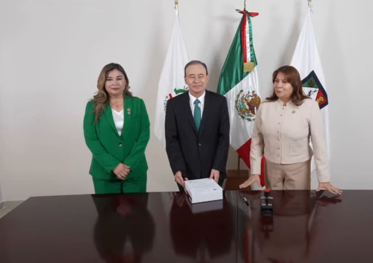 La diputada María Eduwiges Espinoza, presidenta de la mesa directiva del Congreso local, recibió el cuarto informe de Gobierno. | Especial