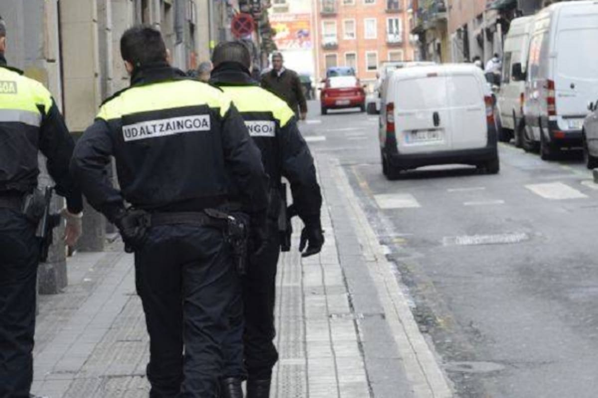 Hombre pide permiso a la policía para visitar a una mujer que conoció durante la pandemia