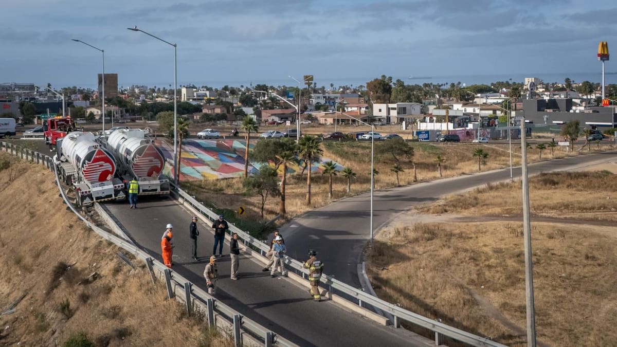 El acceso al puente Machado fue cerrado de forma preventiva mientras se realizaban maniobras para evitar riesgos mayores. Foto: Border Zoom