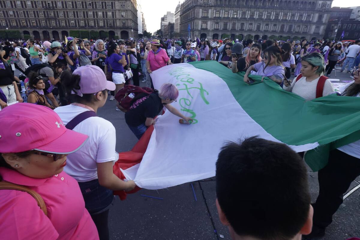 Marcha del Día de la Mujer: Feministas izan bandera en el Zócalo