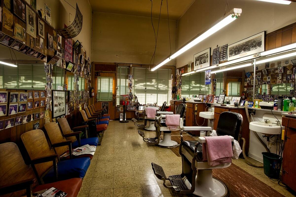 Hombres armados hieren a 5 clientes en barbería de Chicago