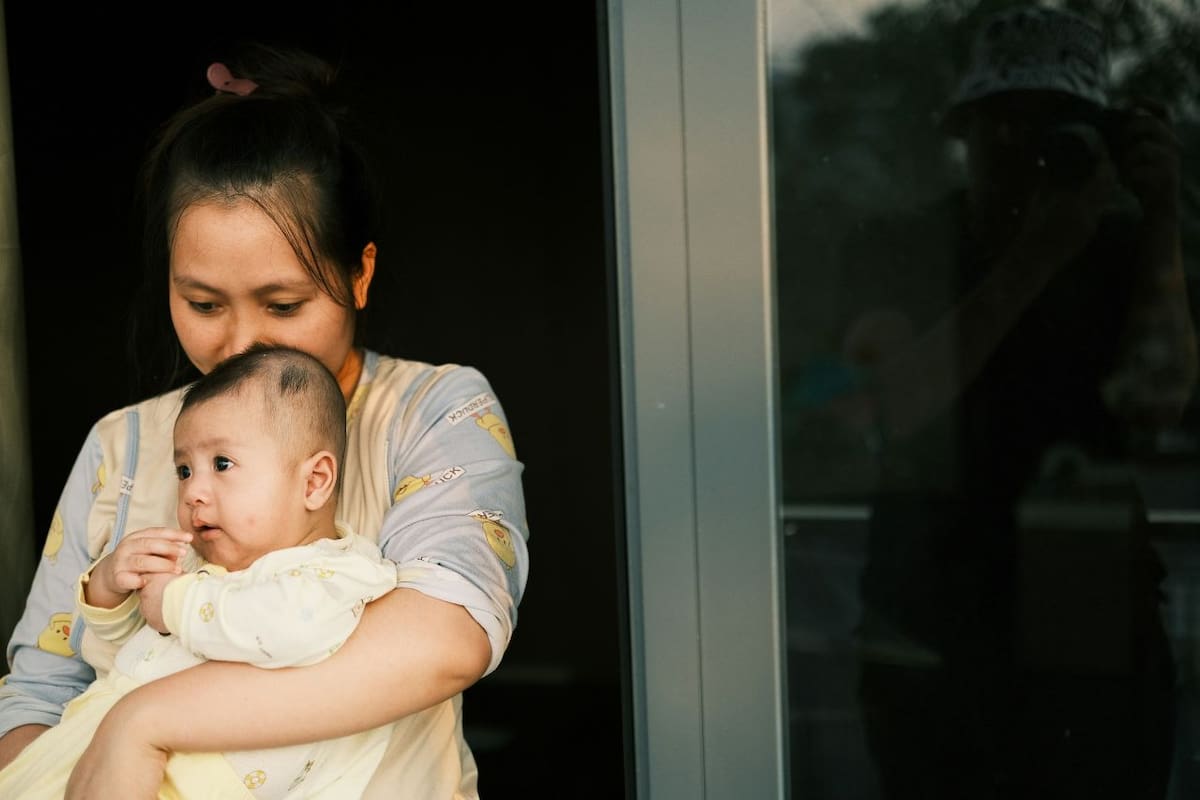 El programa del bienestar para madres trabajadoras 2025 brindará un apoyo económico de mil 650 pesos bimestrales por cada hijo menor de edad a mujeres que no tienen acceso a servicios de guardería. Foto: Unsplash