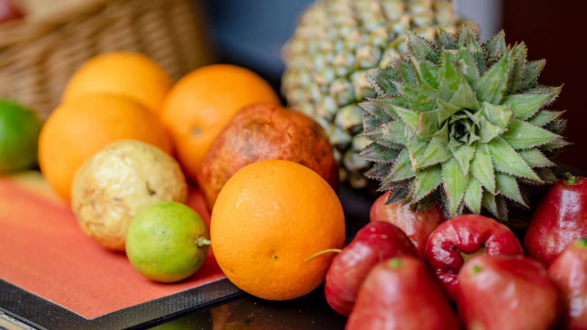 Nutriólogos explican cómo el agua simple, las frutas frescas, la avena y las infusiones en ayunas pueden apoyar la función del hígado de forma natural y segura, además de los hábitos diarios que ayudan a prevenir daños hepáticos en la vida cotidiana