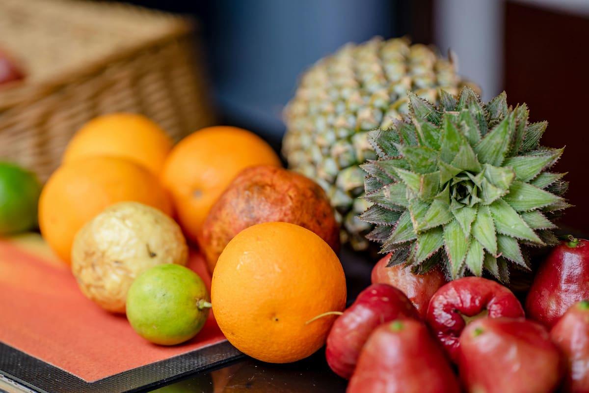 Nutriólogos explican cómo el agua simple, las frutas frescas, la avena y las infusiones en ayunas pueden apoyar la función del hígado de forma natural y segura, además de los hábitos diarios que ayudan a prevenir daños hepáticos en la vida cotidiana