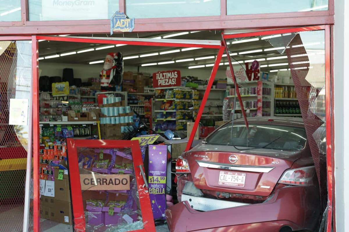 Joven pierde el control de su vehículo y choca contra tienda Waldo’s
