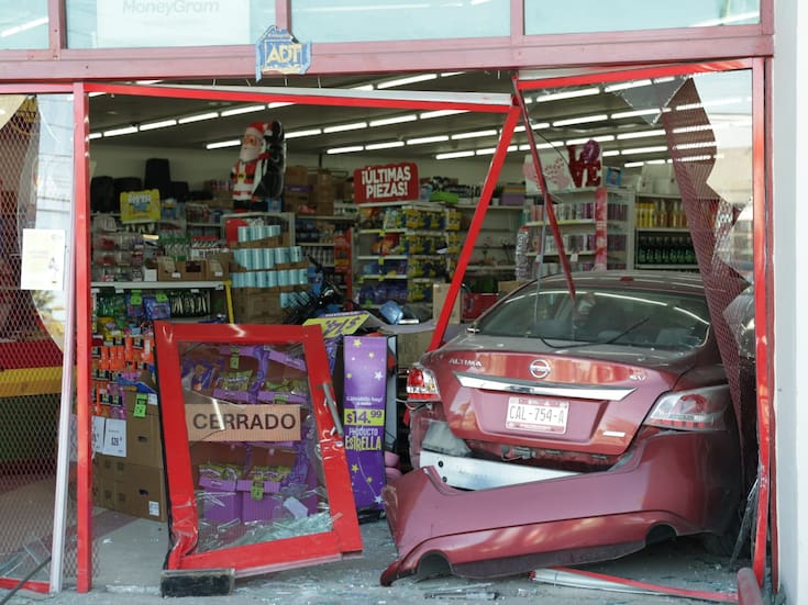 Joven pierde el control de su vehículo y choca contra tienda Waldo’s