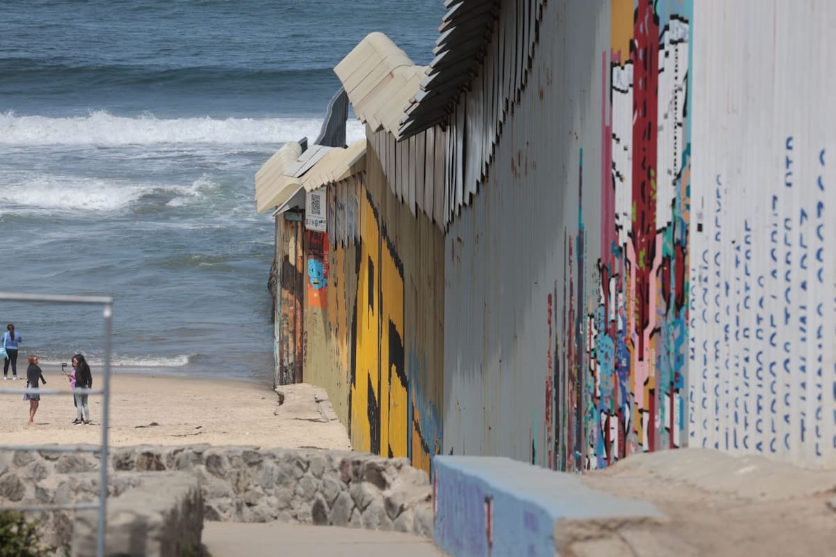 Migrantes se manifestaron pacíficamente en el muro fronterizo de Estados Unidos de la zona de Playas de Tijuana. Foto: Sergio Ortiz