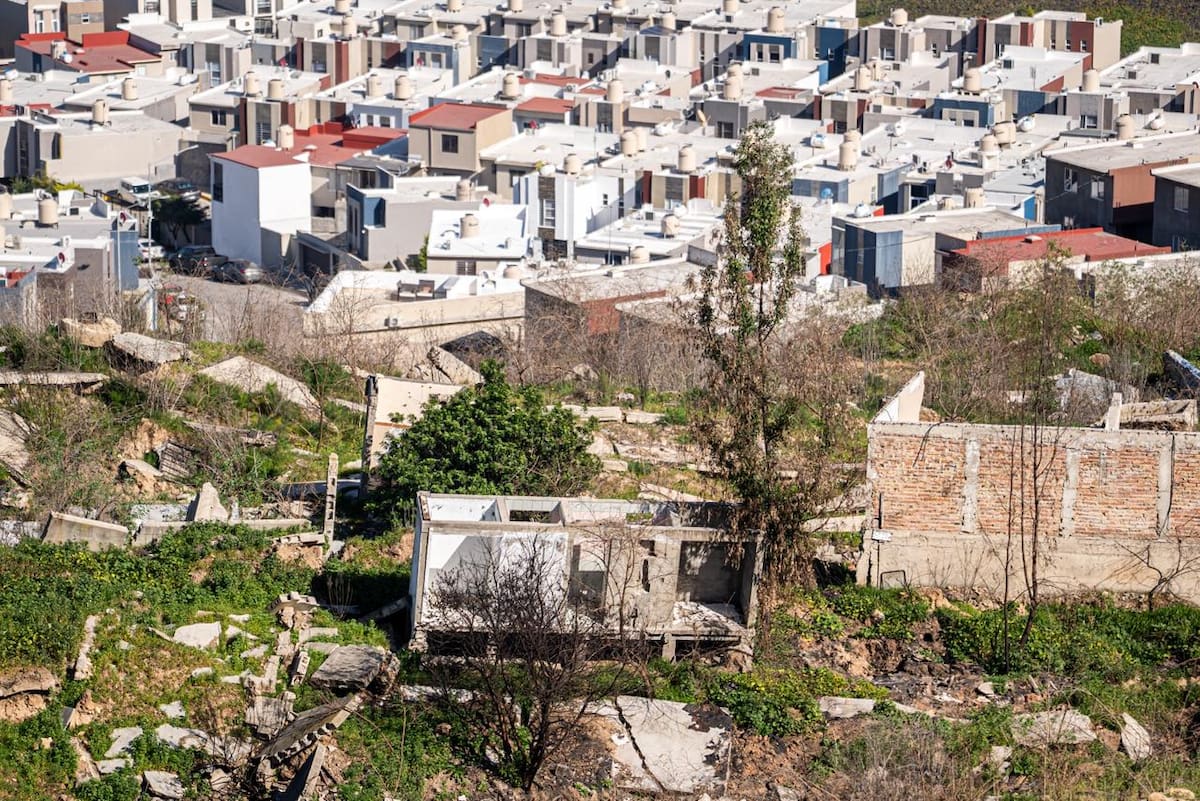 Personas afectadas denuncian estancamiento legal y exigen que la constructora responsable responda por las viviendas dañadas. Foto: Border Zoom