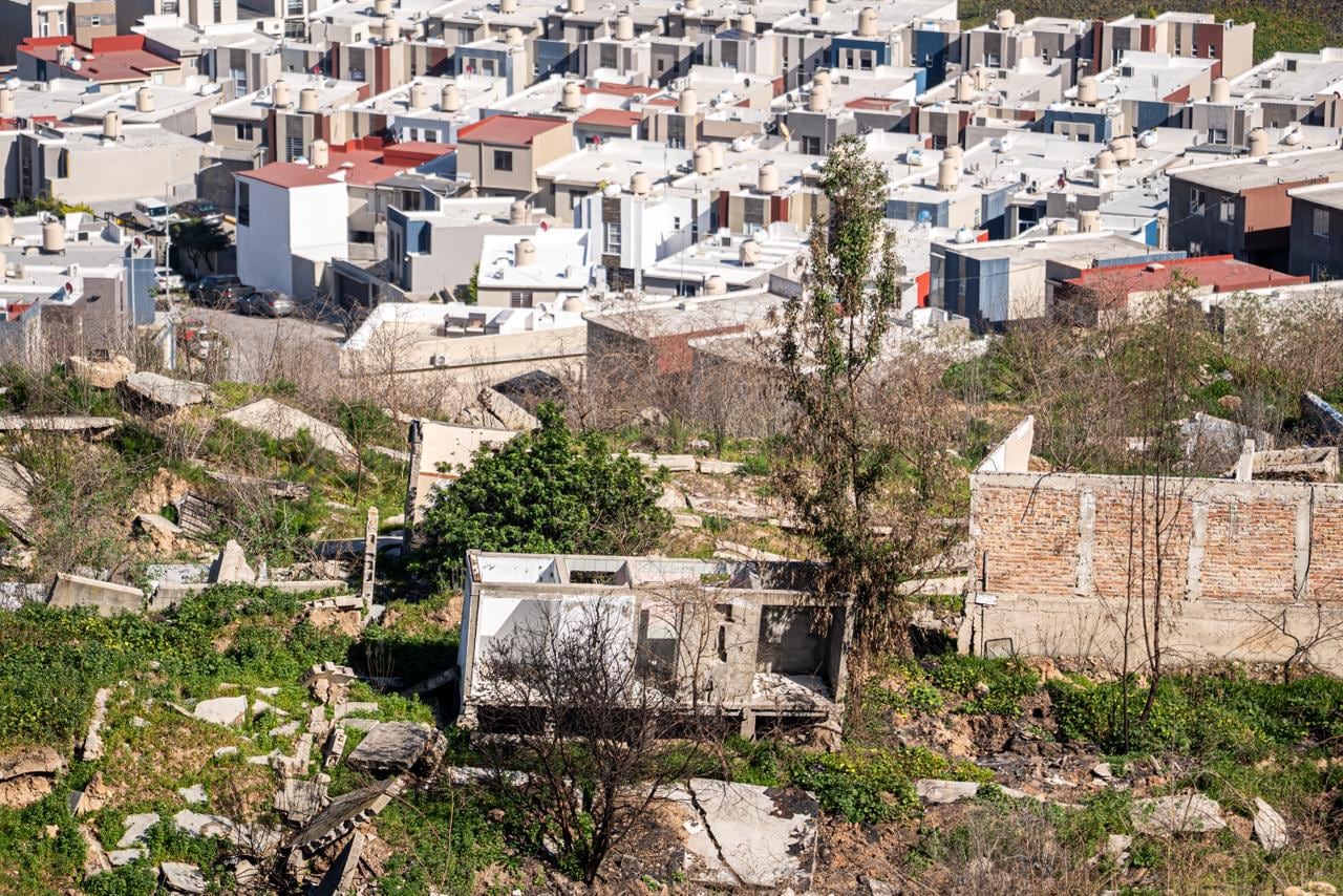 Personas afectadas denuncian estancamiento legal y exigen que la constructora responsable responda por las viviendas dañadas. Foto: Border Zoom