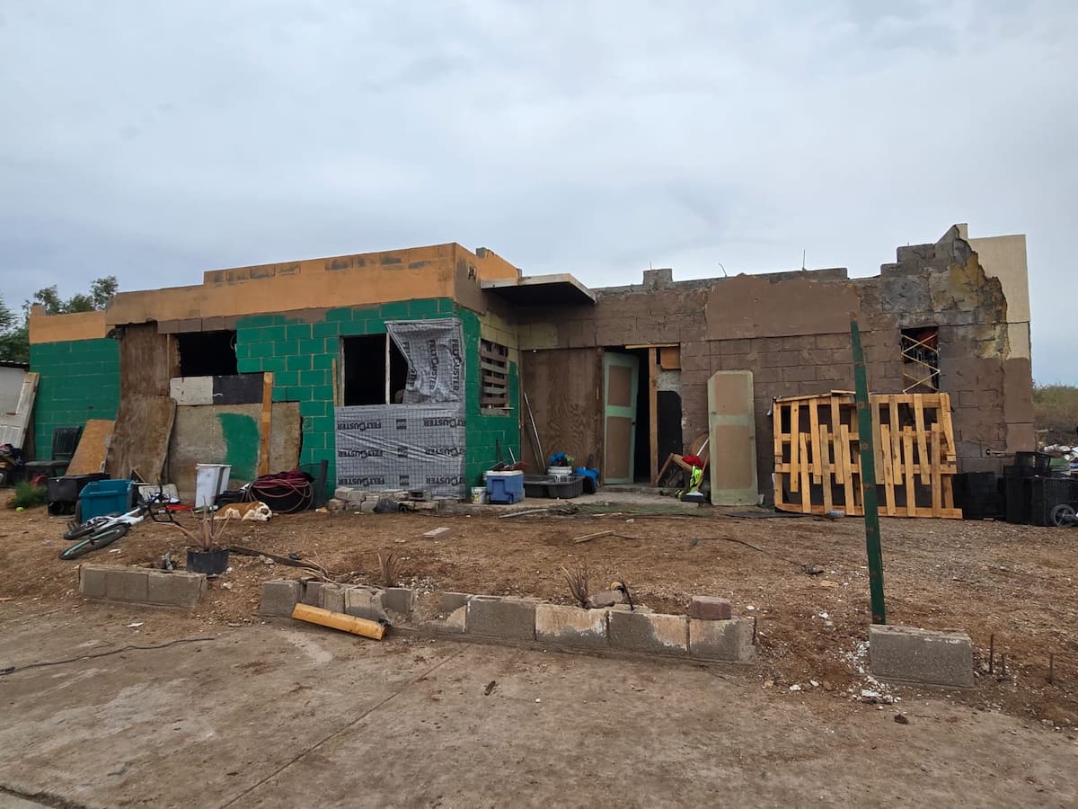 Un hombre fue localizado sin vida al interior de una vivienda improvisada, mientras que una mujer fue trasladada al Hospital General l Foto: Javier Gallegos