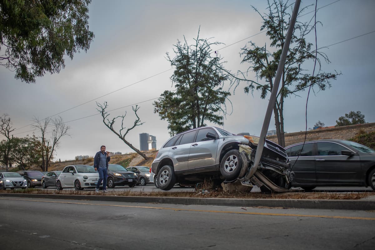El afectado habría perdido el control y posteriormente se impactó contra un poste de metal. Foto: Border Zoom