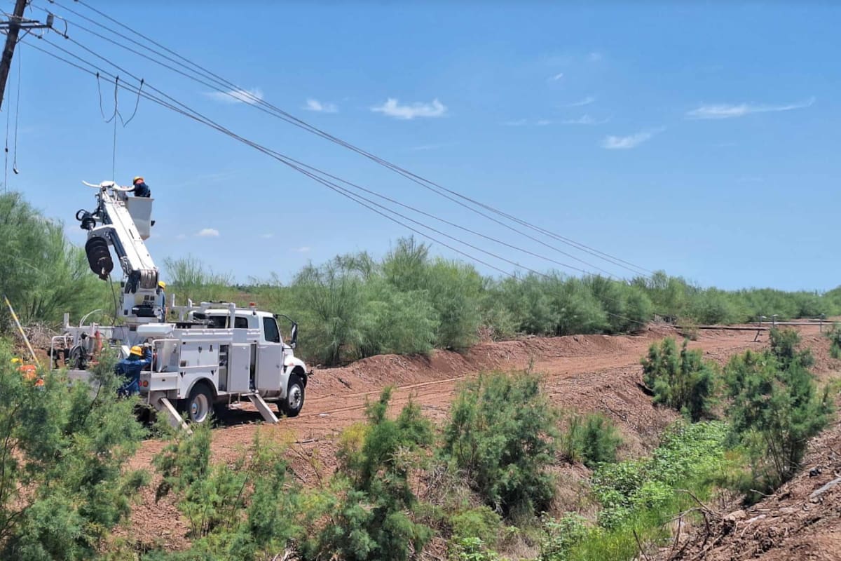 Colapsan 18 postes de electricidad en el Valle del Yaqui