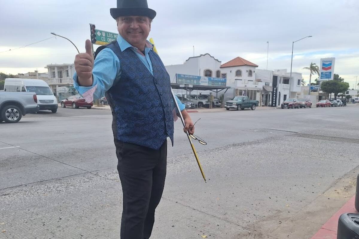 Edgar hace show en cruceros de Navojoa; busca llegar al mundial de magia en Italia