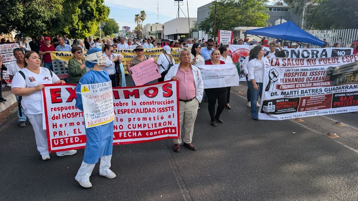 Trabajadores y derechohabientes del Hospital Fernando Ocaranza del Issste protestaron frente a las instalaciones para exigir mejores condiciones, seguridad e higiene, así como una solución urgente a las fallas del edificio.