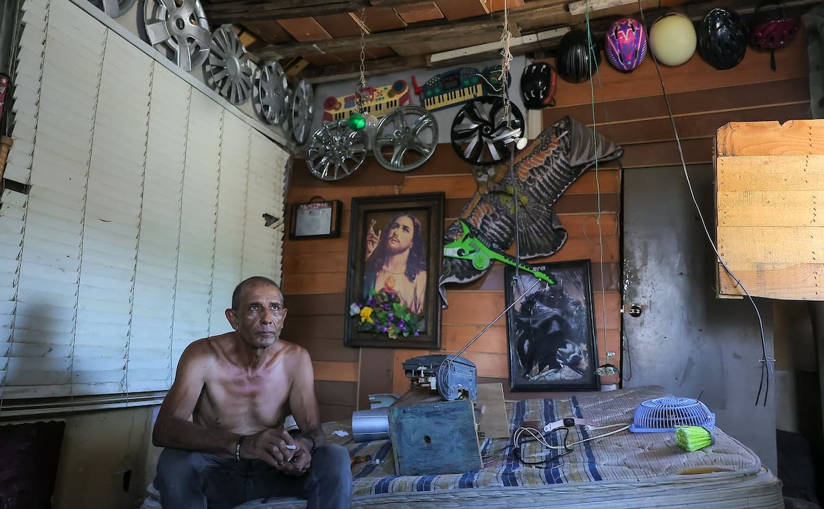 Joel Granados, de 61 años, vive solo en la invasión El Guayacán, donde cada lluvia pone en riesgo su vivienda construida con lonas y barrotes.
