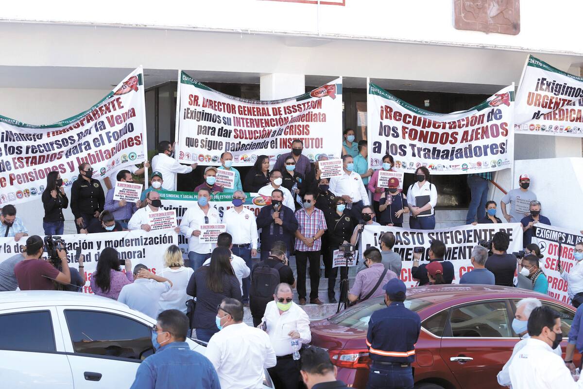 Sindicatos se manifiestan; piden abasto de medicinas