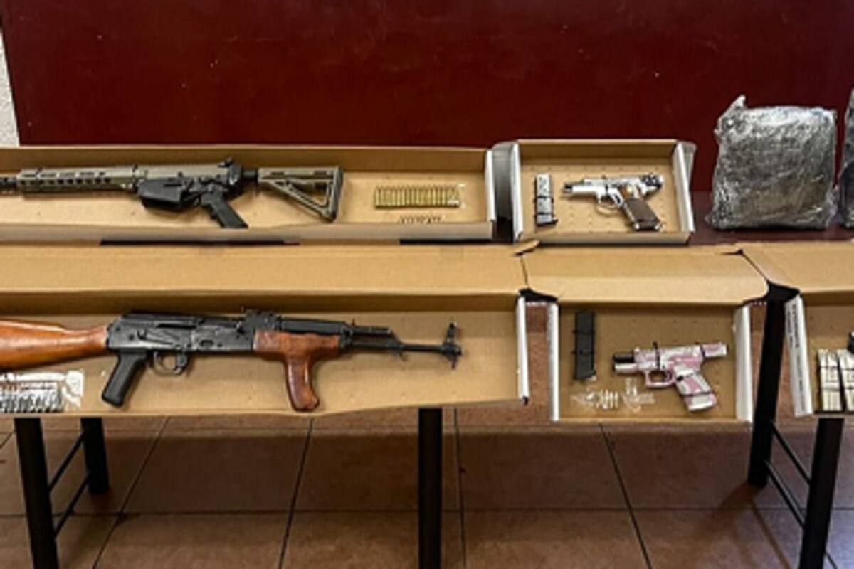 Dejan armas y equipo táctico en un auto en La Rumorosa y Mexicali