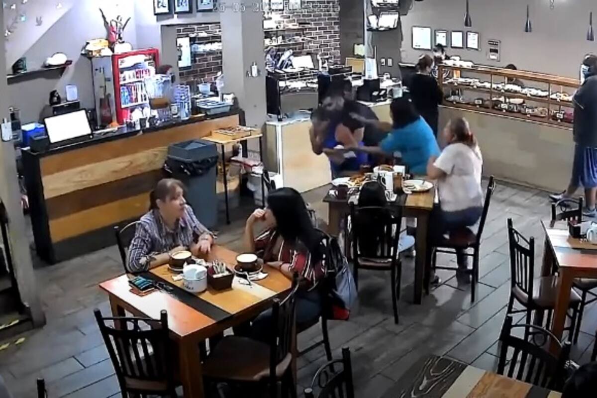 Gerente de restaurante salva la vida de una mujer que se estaba ahogando al comer un postre