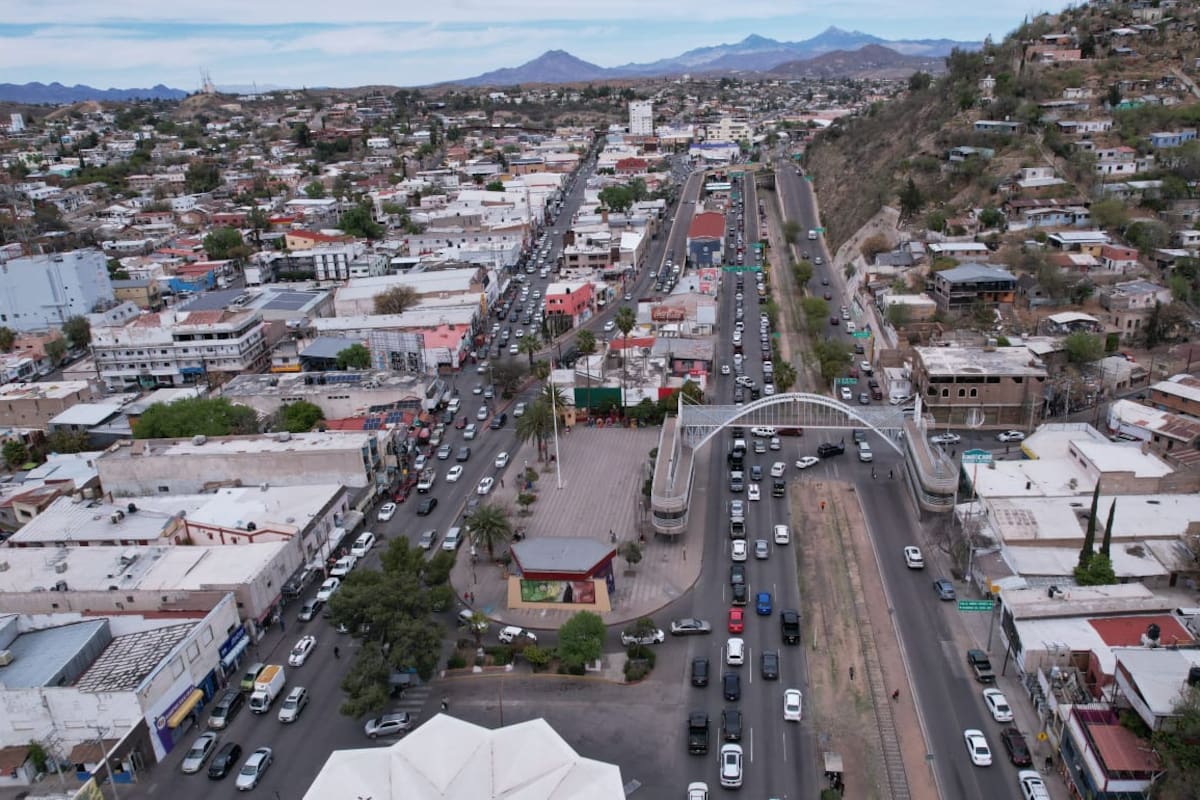 Continúan largas filas en garitas de Nogales