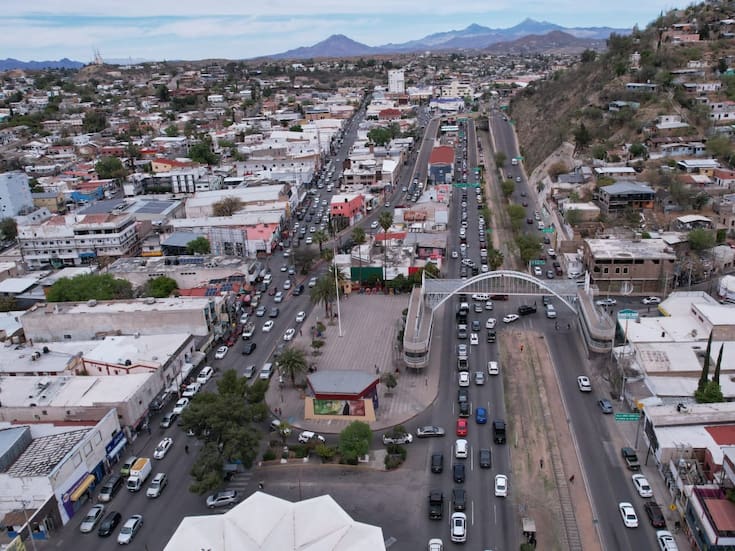 Continúan largas filas en garitas de Nogales