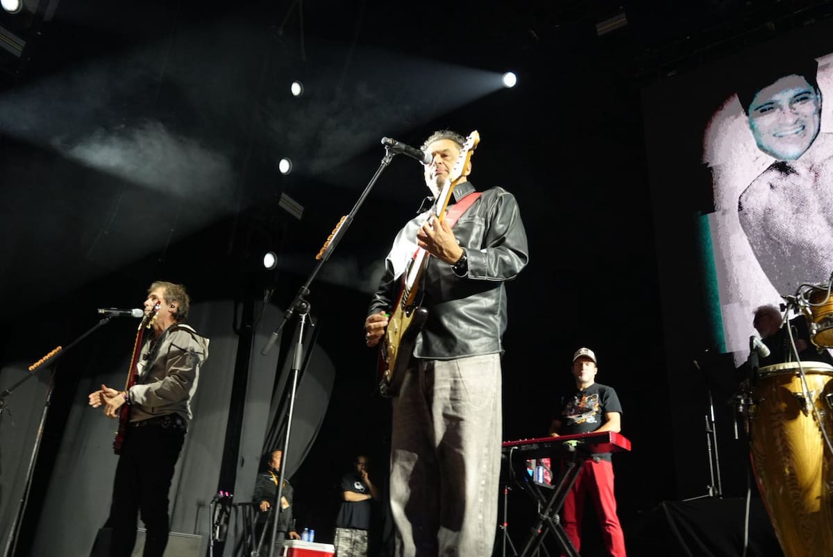 La banda argentina hace vibrar al público con sus éxitos. Foto: Carlos Cruz