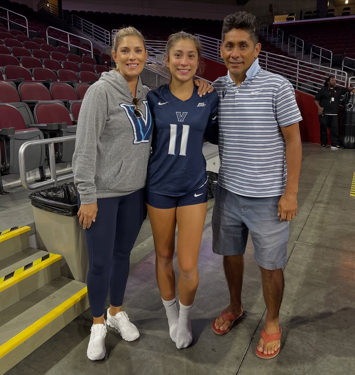 Andrea Campos junto a su madre, Marcy y su papá, Jorge, tras un juego de voleibol.(Foto: IG @soy.andreacampos)