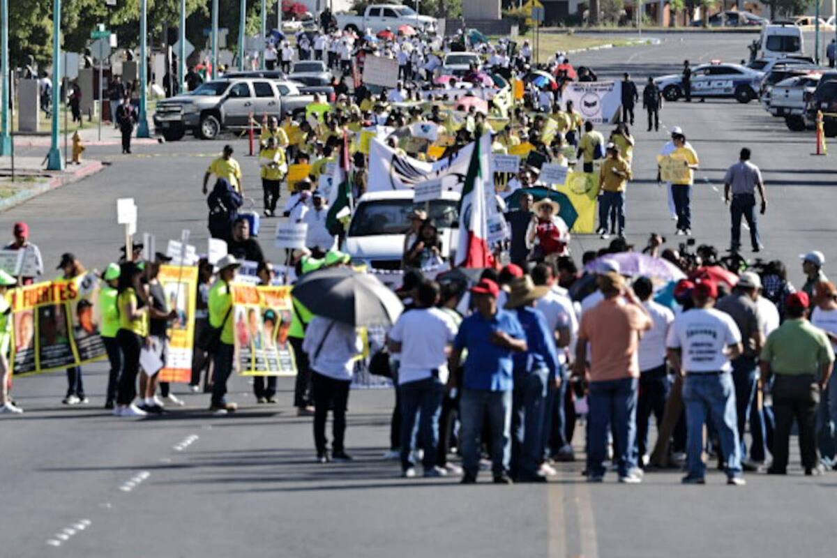 Reclaman jubilados y trabajadores ausencia de sindicatos de maestros y burócratas en el Desfile del Día del Trabajo