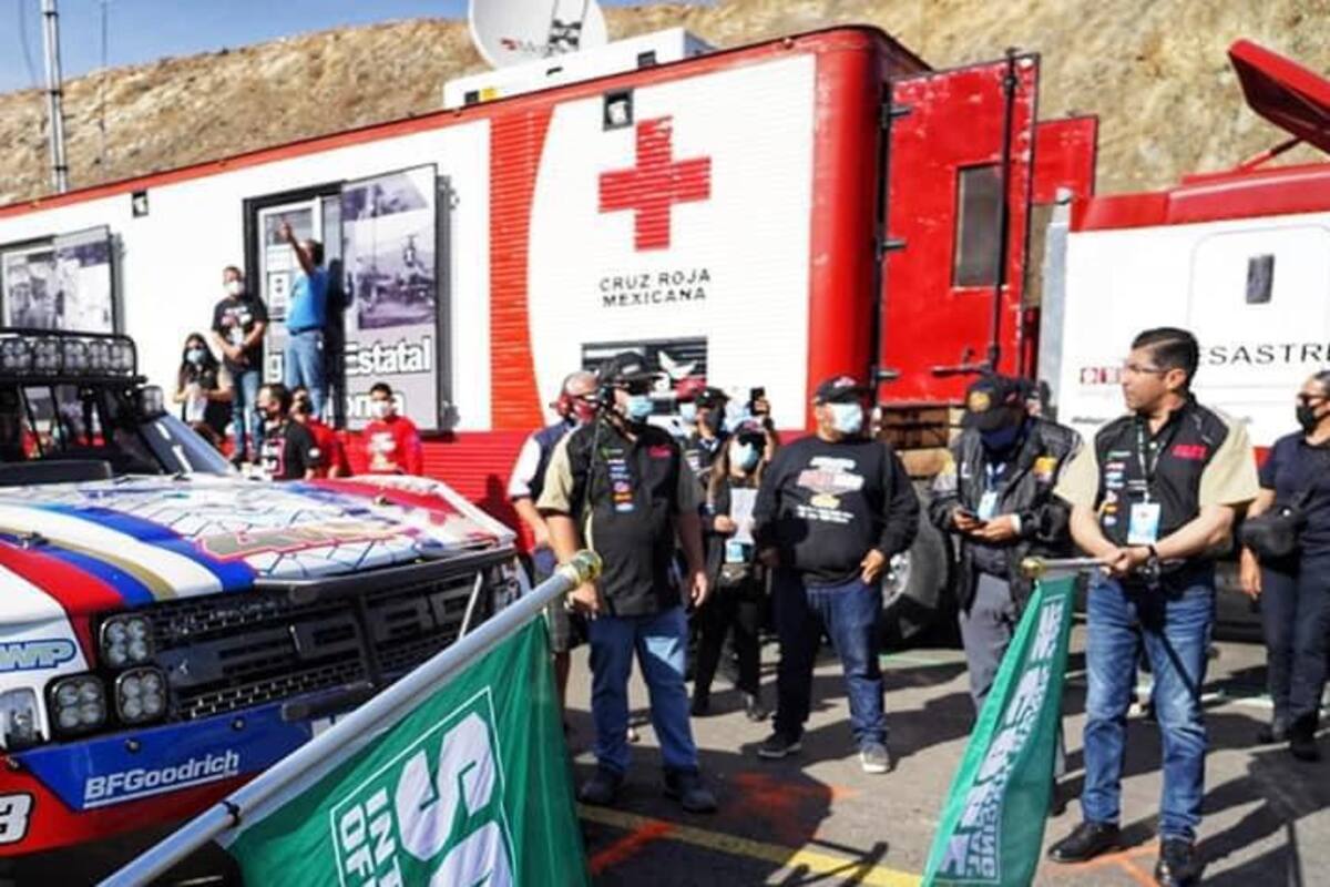 Da Armando Ayala banderazo de salida de carrera Baja 1000