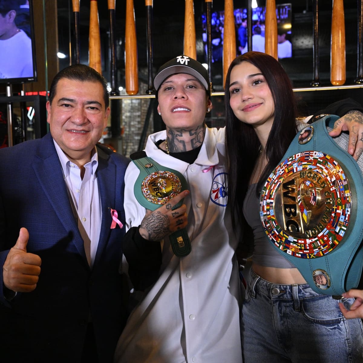 Guillermo Brito, promotor Zanfer, el rapero Santa Fe Klan y Camila Zamorano. (Foto: IG @zanferboxing)