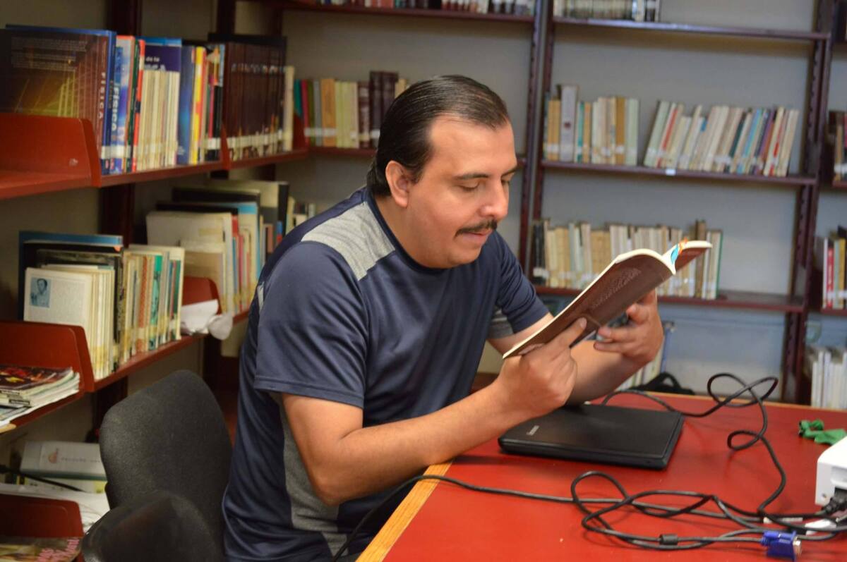 Miguel Ángel Aispuro es un escritor que promueve la lectura y el análisis con su club de lectura dirigido a universitarios “Mi fruto será de sangre”, en la Red de Fomento a la Lectura de la Biblioteca Fernando Pesqueira. FOTO: CORTESÍA