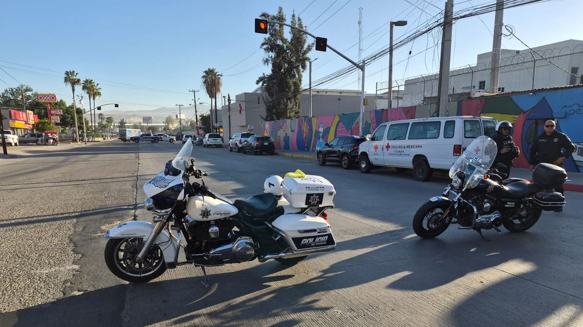 Balean a policía municipal en Plaza Pacífico de Tijuana; lo trasladan a Cruz Roja y permanece grave