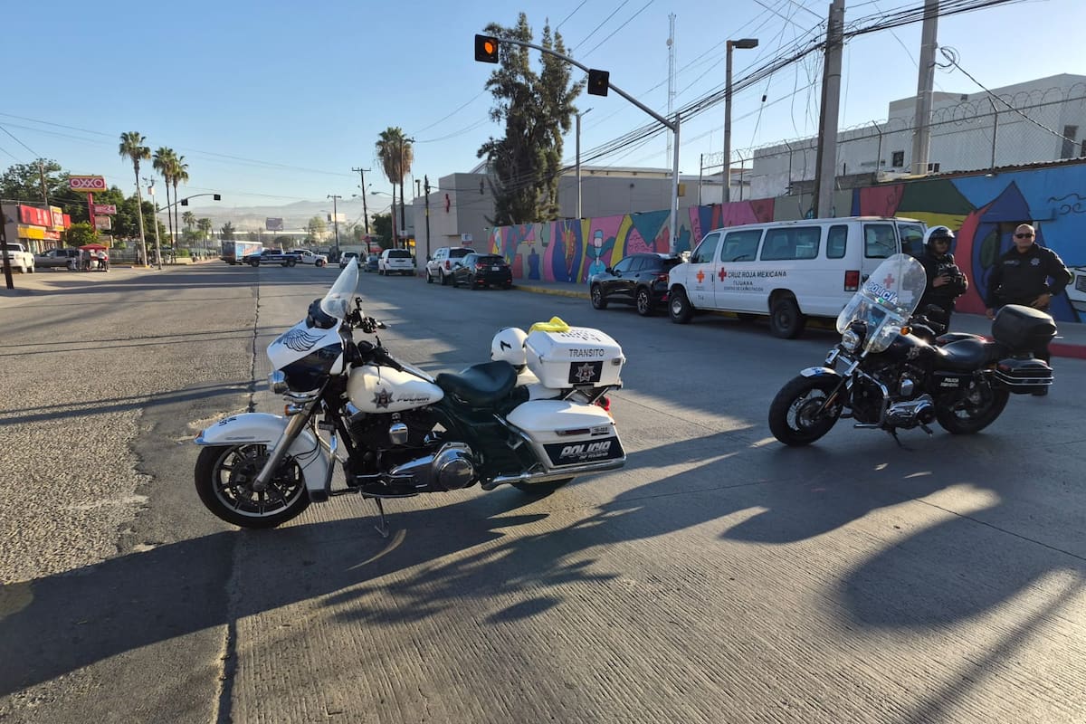 Balean a policía municipal en Plaza Pacífico de Tijuana; lo trasladan a Cruz Roja y permanece grave