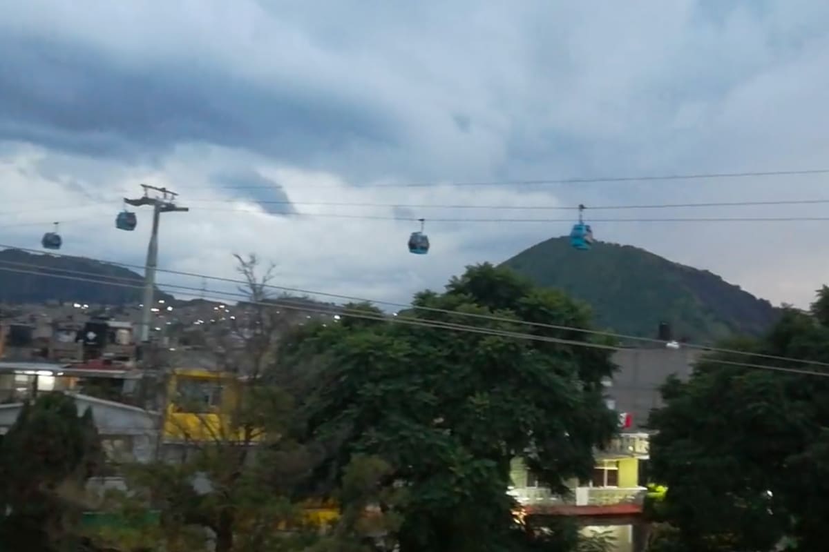 VIDEO: Así fue la falla del Cablebús en Iztapalapa que dejó casi una hora colgados a usuarios