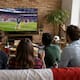 El 65% de los mexicanos verá el Mundial 2026 por televisión pero complementará la transmisión con su celular, un hábito que mantiene el dominio del 56% en canales abiertos para seguir a la Selección Mexicana mientras convive con el streaming