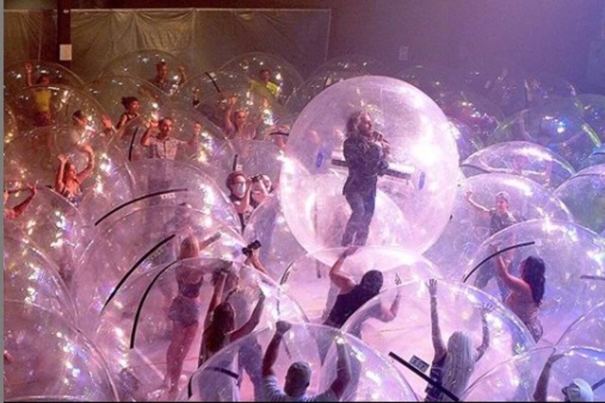 The Flaming Lips usa burbujas gigantes para imponer el distanciamiento social en concierto