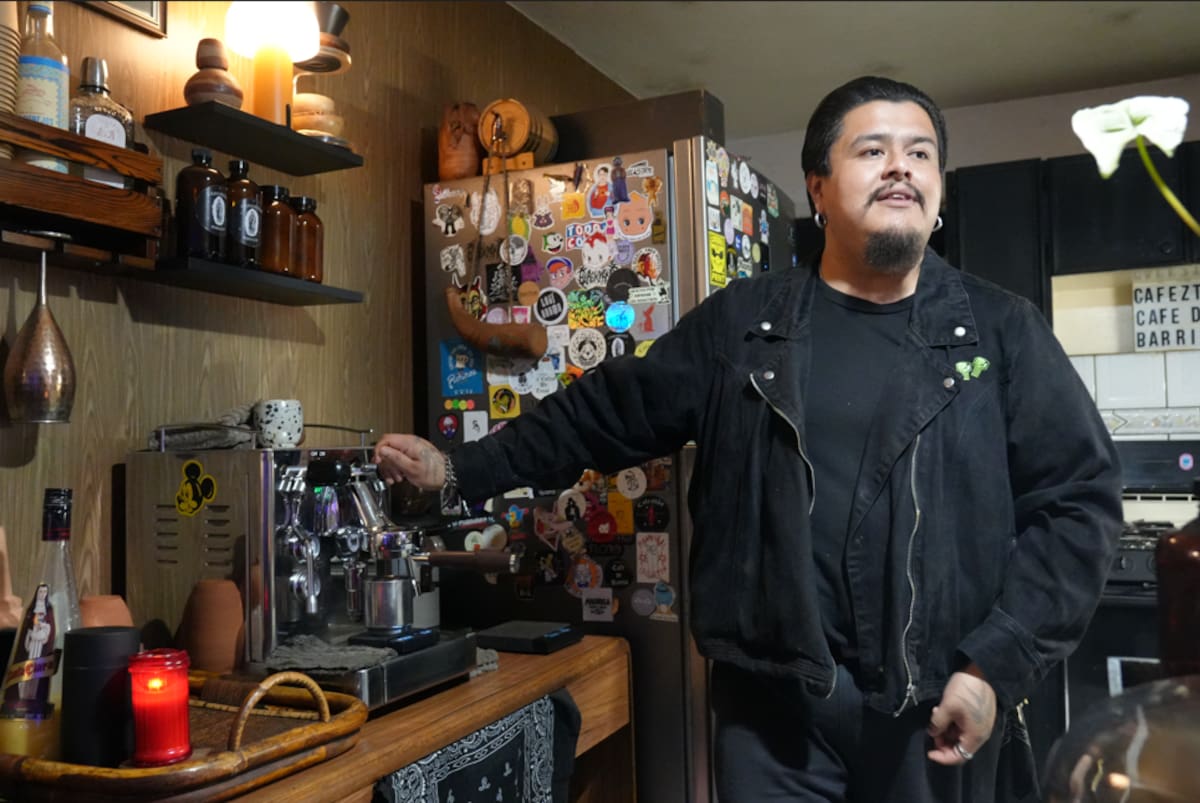 Desde 2022, Cafeztlán, ubicado en la colonia Los Altos, ofrece su tradicional latte de cempasúchil, una creación de Alfredo Barrera que fusiona el café artesanal con la esencia del Día de Muertos. Foto: Carlos Cruz