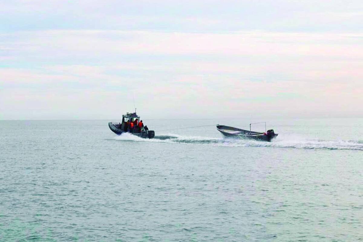 Panga de pescadores se hunde en el Golfo, muere uno y otro está desparecido