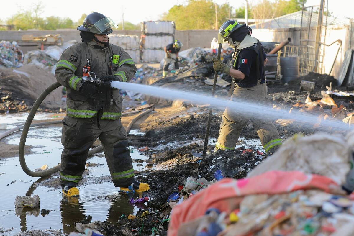 Bomberos de Hermosillo logran controlar incendio de una recicladora