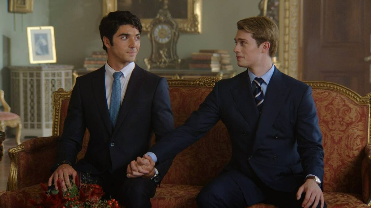 Taylor Zakhar Perez y Nicholas Galitzine en 'Red, White, & Royal Blue' (2023)
