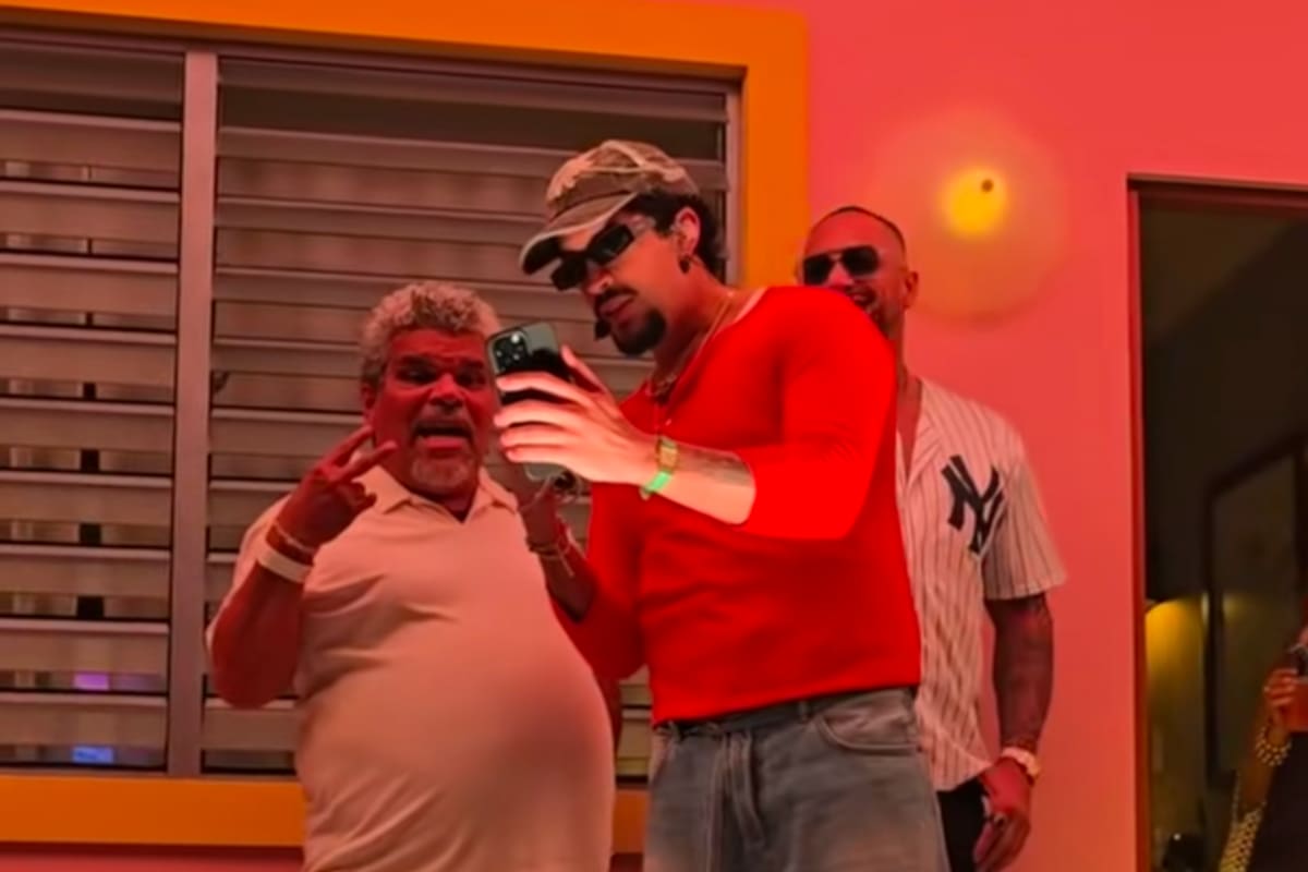 Desfilan artistas en la residencia de Bad Bunny