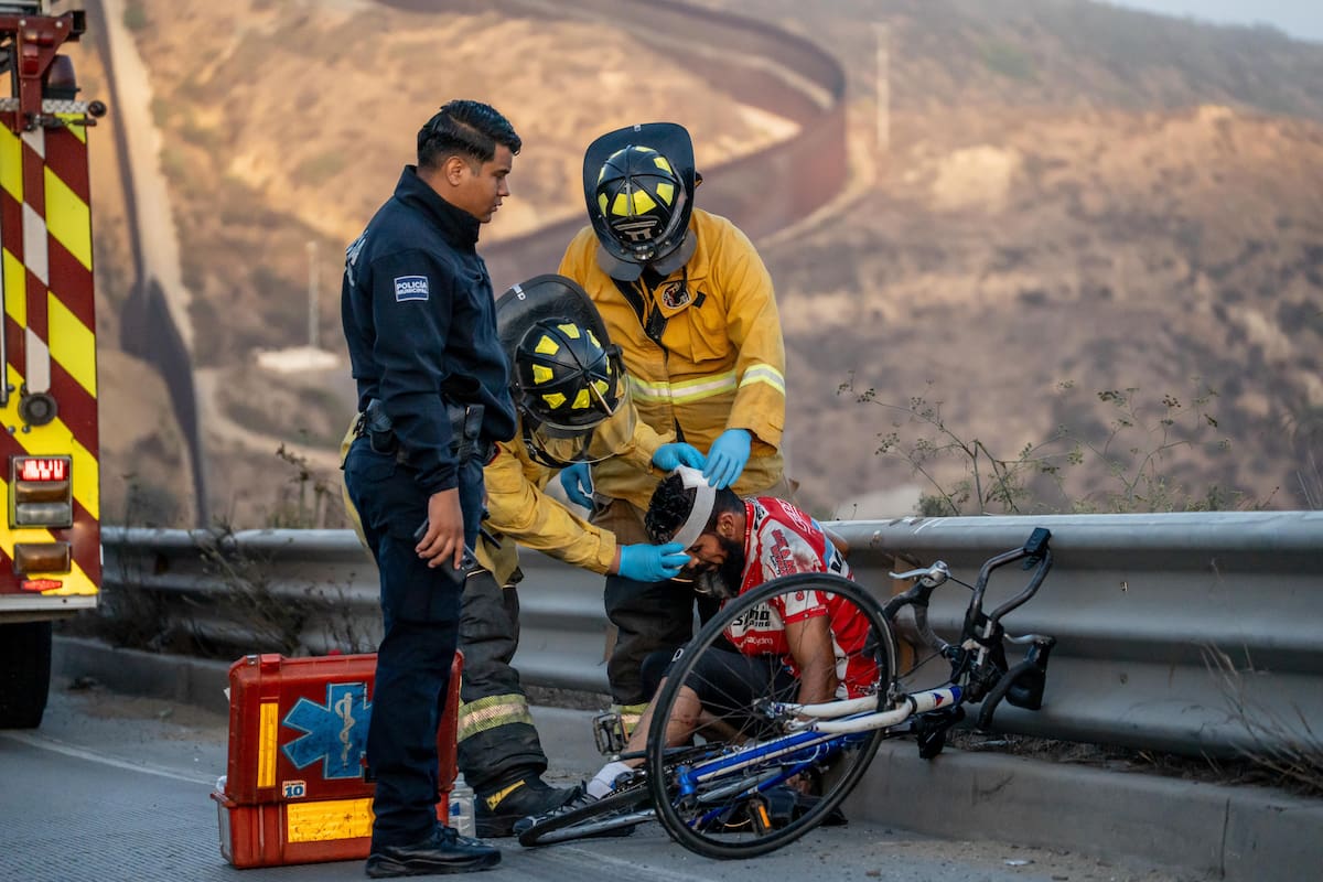 Un ciclista y un peatón resultaron heridos tras el percance. Foto: Border Zoom