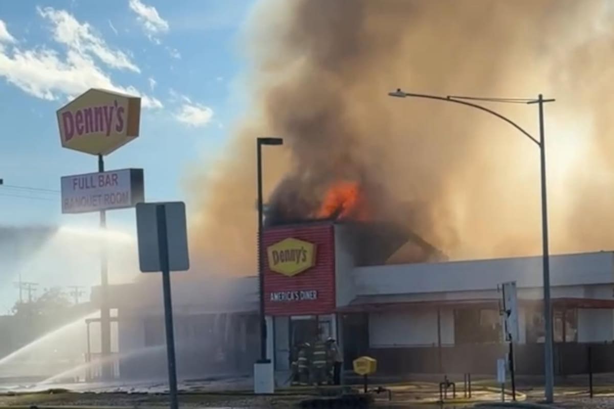 Denny’s reabre en El Centro tras incendio y lo celebra con café gratis y promociones