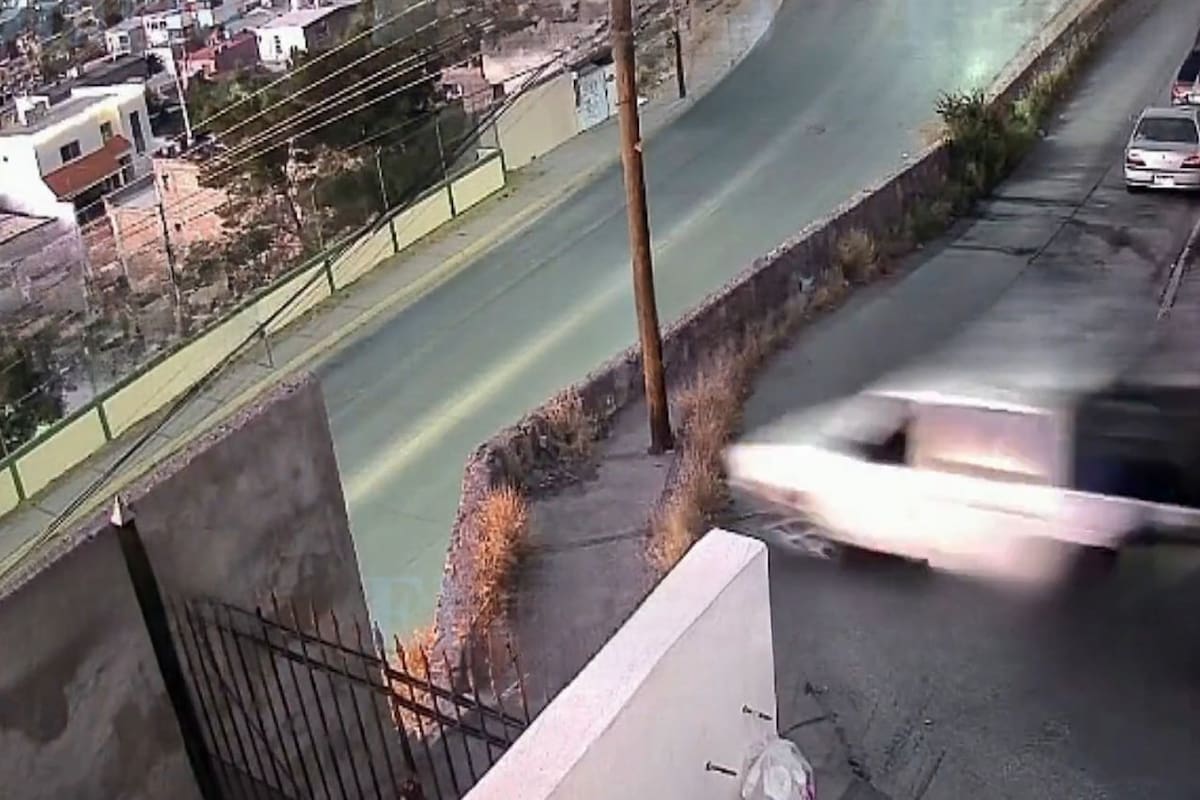 Falla mecánica precipita pickup a un barranco y deja dos muertos en trágico accidente en la capital de Chihuahua