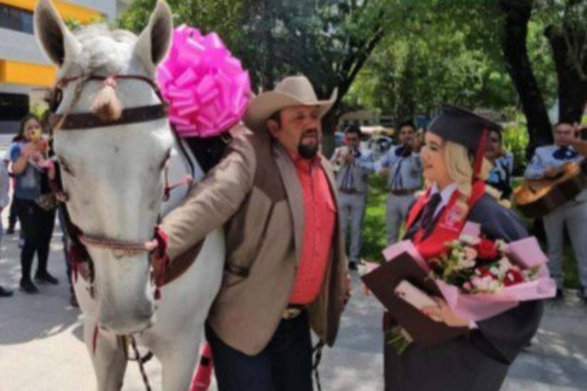 VIDEO: Padre sorprende a su hija con un caballo como regalo por graduarse de la Universidad