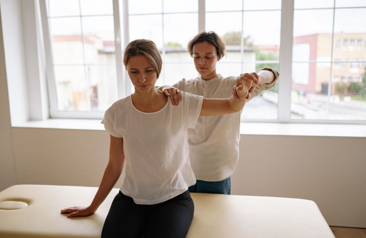 La terapia física puede evitar cirugías innecesarias en problemas ortopédicos comunes | Foto: Especial (canva)