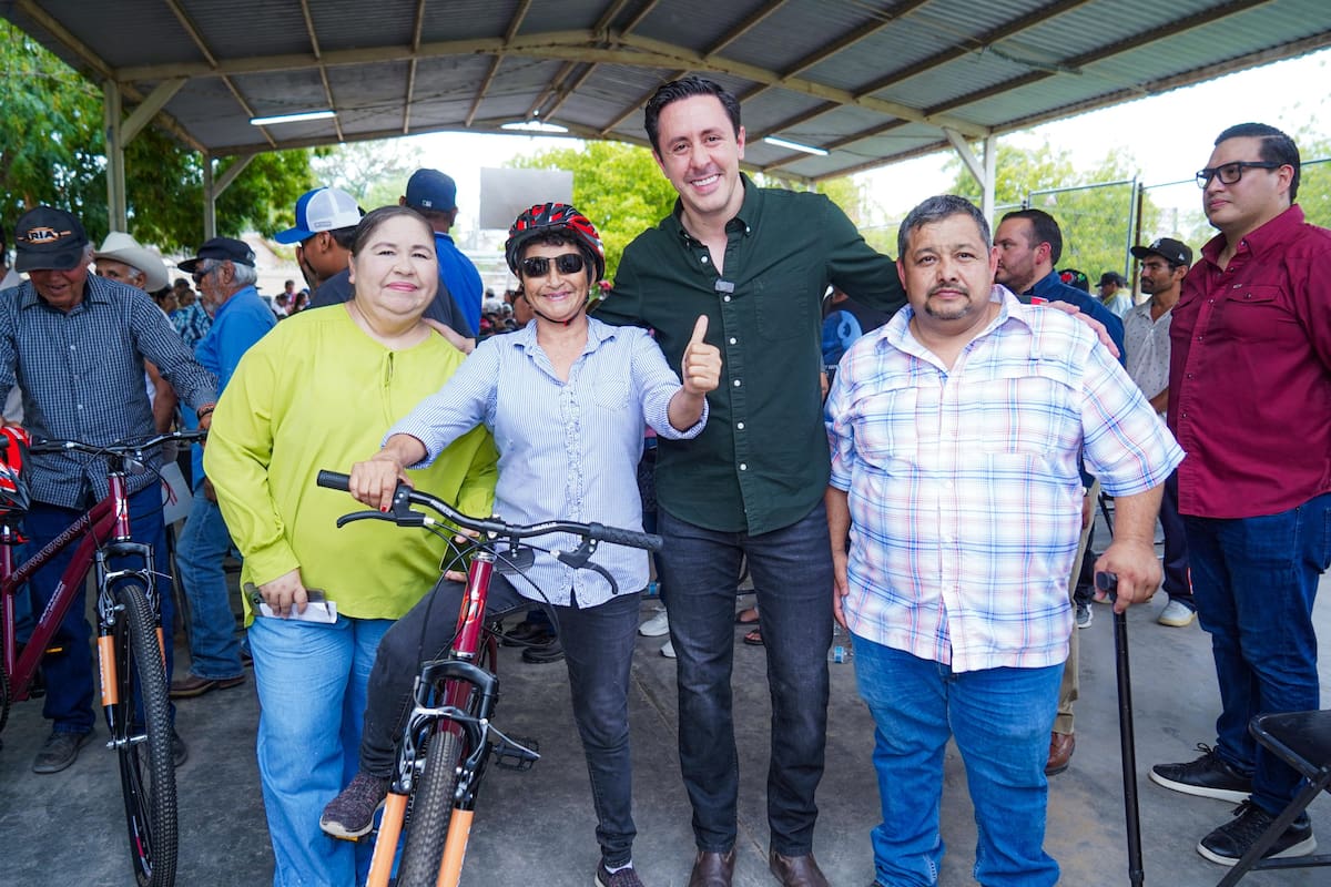 Fernando Rojo de la Vega entregó bicicletas del programa EnBici a estudiantes y familias de San Pedro El Saucito y otras comunidades rurales.